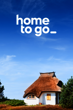 Reetgedecktes Dach vor blauem Himmel